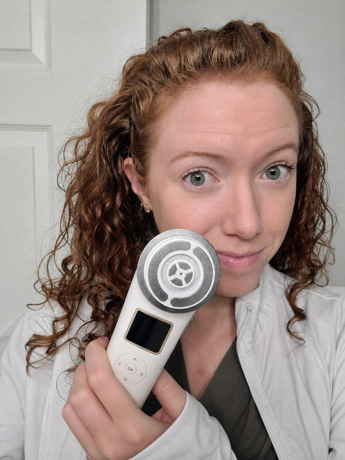VERA ÉCLAT™  Medical-Grade 3-in-1 RF, Microcurrent & Tri-Wavelength LED Facial System  Clinical-grade technology. One refined device. Visible, consistent results at home — no appointments, no downtime, no guesswork.